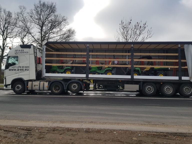 Kravas automašīna ar tentu