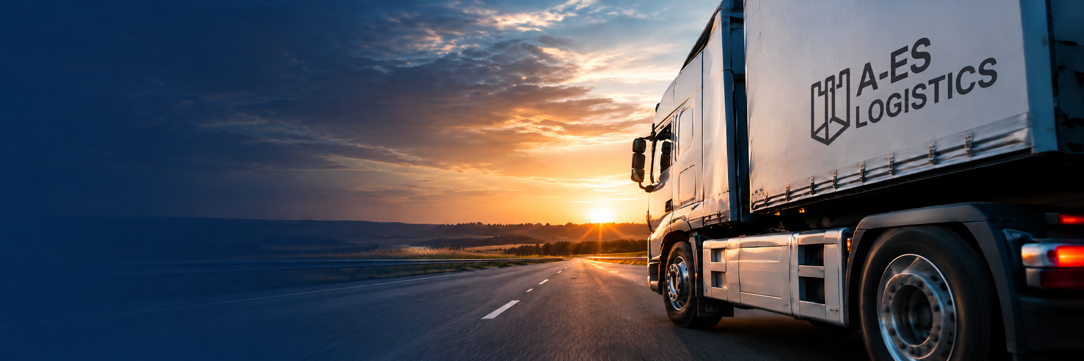 Kravas automašīna ar A-ES Logistics puspiekabi uz šosejas saulrietā